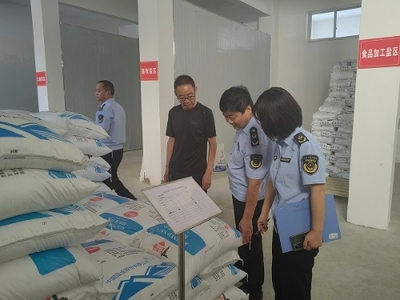 涇川縣市場(chǎng)監(jiān)督管理局開(kāi)展汛期食品安全專項(xiàng)檢查，重點(diǎn)整治預(yù)包裝與散裝食品